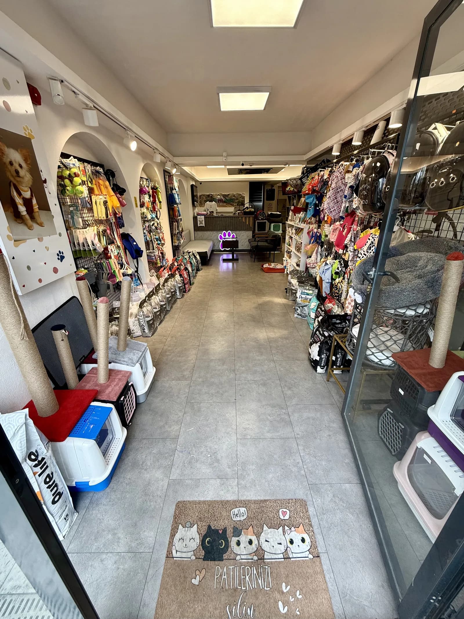 Gaziosmanpaşa Can Dostun pet shop mağazasının önünde mutlu bir köpek ve sahibi.